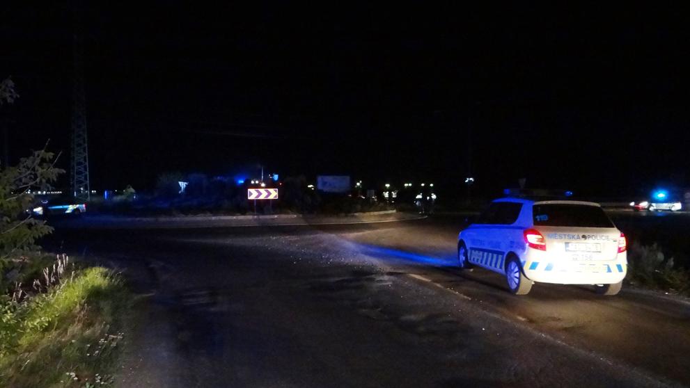 Pirát silnic rozbil auto o kruhový objezd, vzápětí mu shořelo