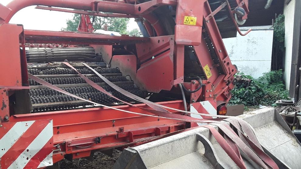 Muži se zasekla noha ve stroji na brambory - 10