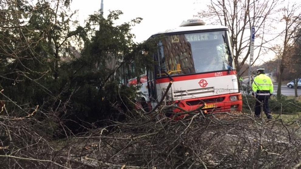 Nehoda autobusu v Praze v Hostivaři - 1