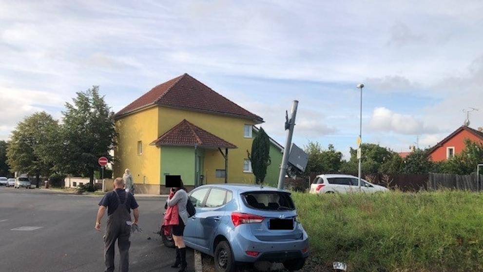 Auto v Chomutově narazilo do jedoucího vlaku - 4