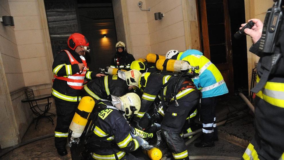 Při požáru hotelu v Praze zemřeli dva lidé - 18