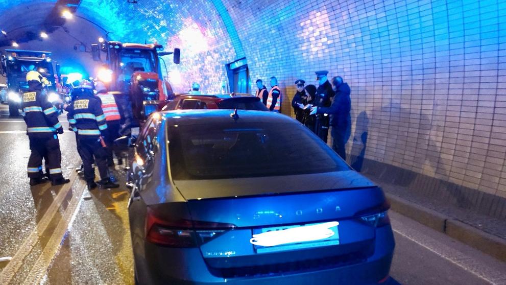Nehoda traktoru a osobního auta v Letenském tunelu (1)