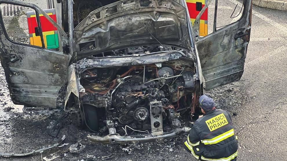 Sanitka shořela u Žižkovské věže v Praze