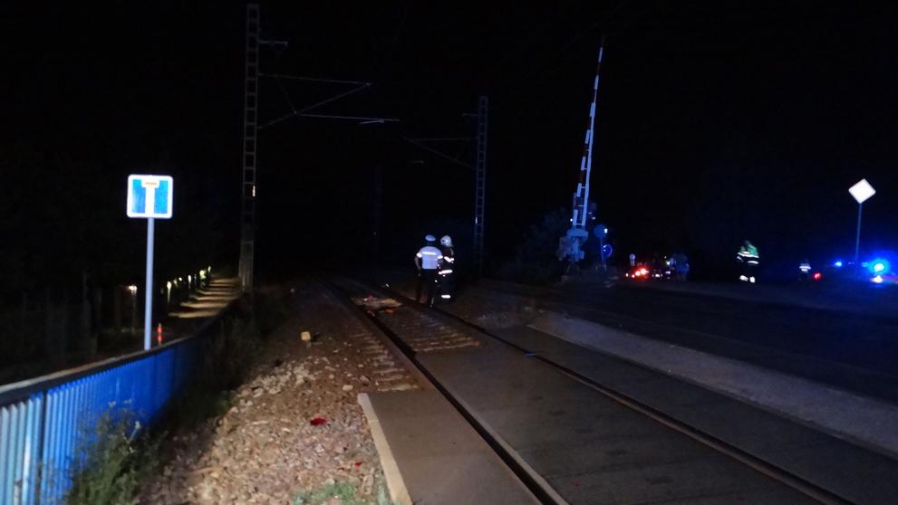 Vlak muže i s motocyklem vláčel desítky metrů