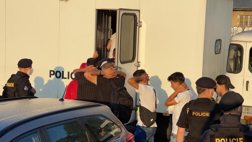 Dodávka s migranty ujížděla policii - 26