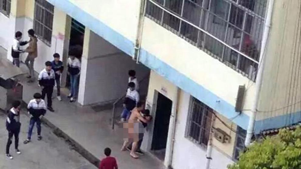 Učitel se pokusil znásilnit studentku před spolužáky - 1