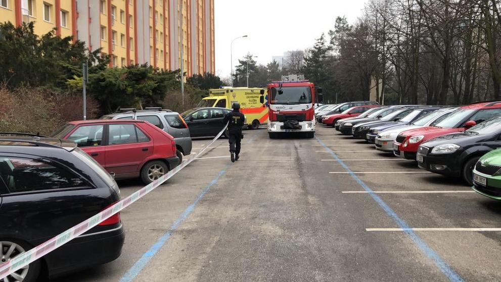 Evakuace a zásah policistů ve Famfulíkově ulici v Praze - 2