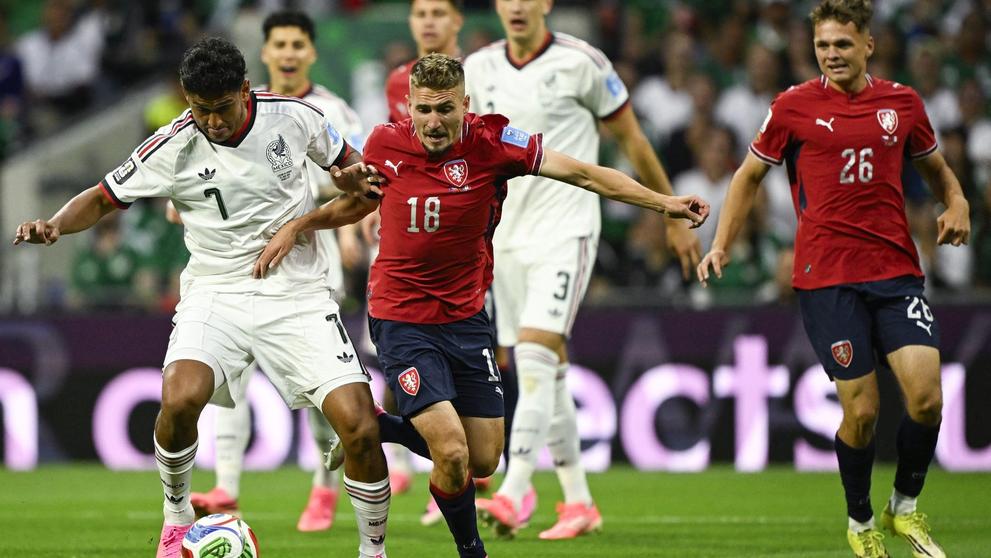 Mexičan Luis Romo (7) v souboji s Lukášem Sadílkem, vpravo je Denis Višinský