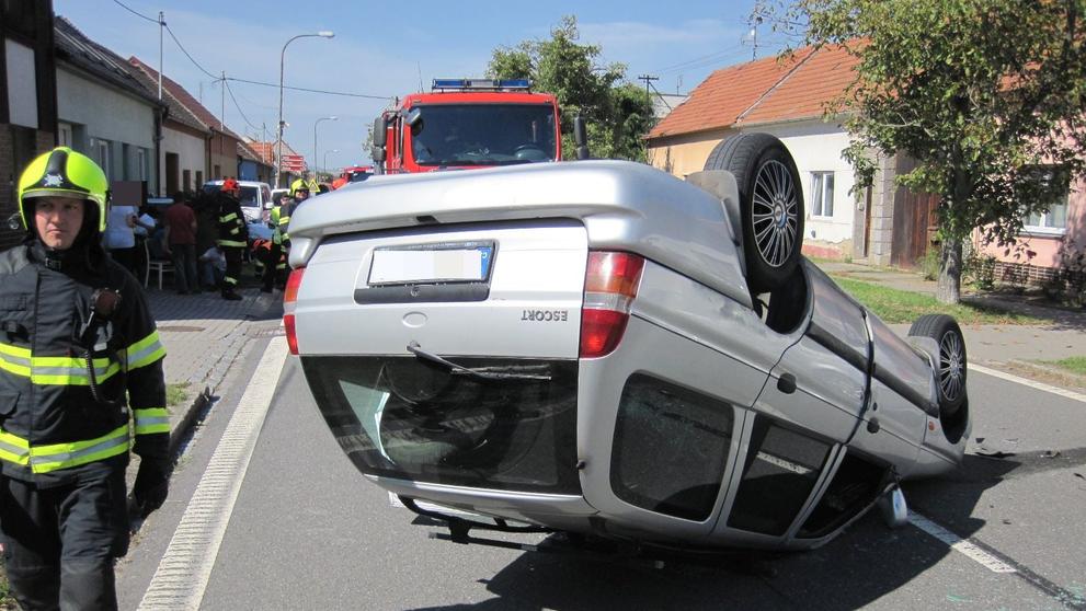 Smolař si koupil auto a hned ho obrátil na střechu