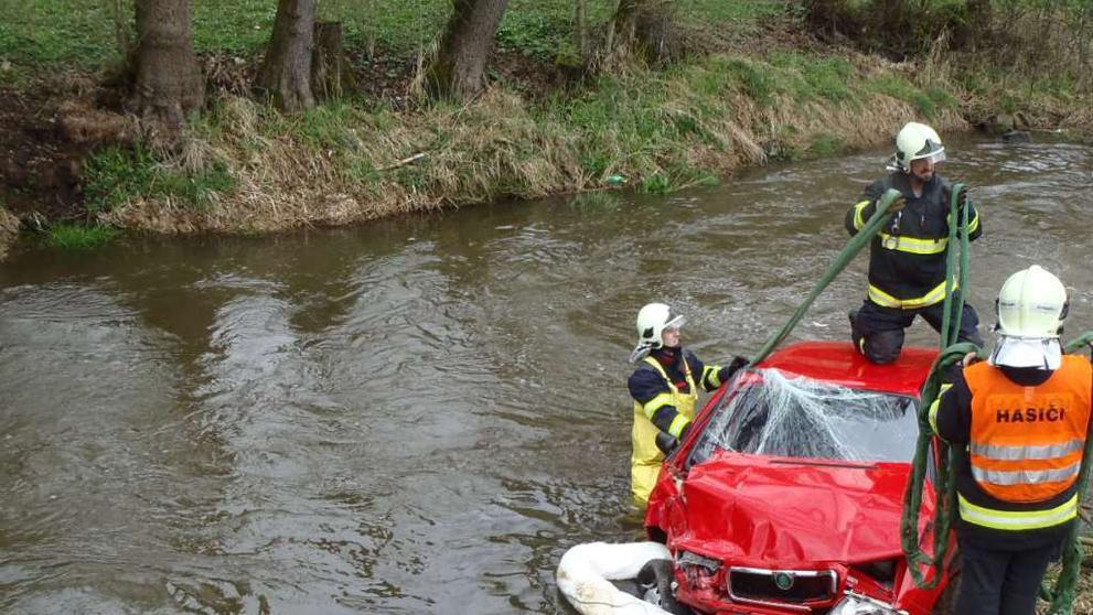Auto sjelo do potoka - 3