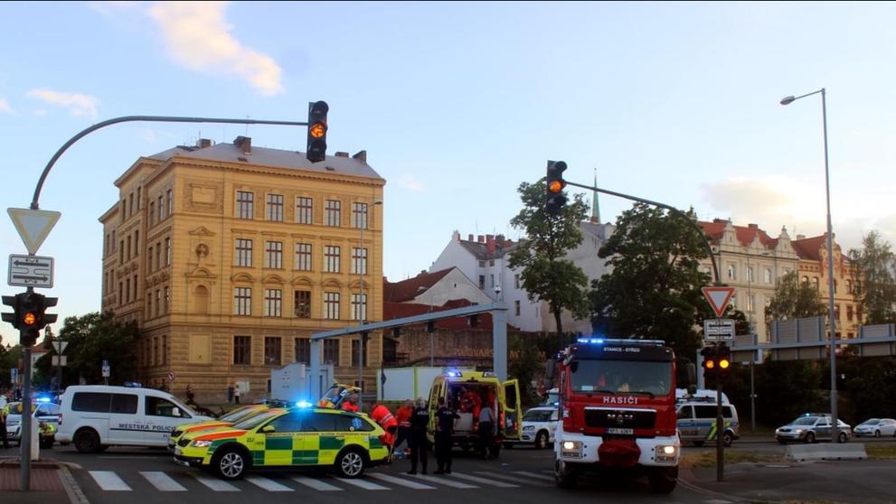 Auto srazilo v Plzni na přechodu dvě děti - 1