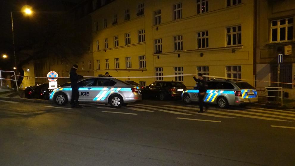 Policisté okolí místa zásahu uzavřeli