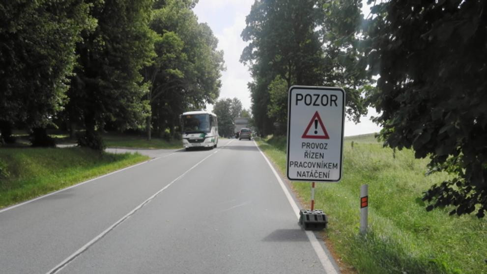 Muž měl autem najet do dvou osob v obci Krásno - 3