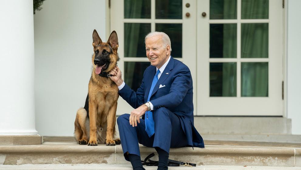 Prezident Joe Biden se svým psem Commanderem