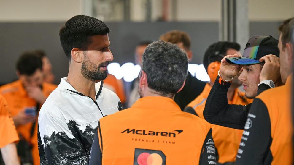Novak Djokovič na F1 v Kataru mluví s Lando Norrisem