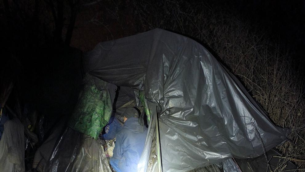 Dvě malé děti žily s matkou ve stanu