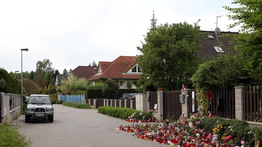 Pokuta pro Rychtáře a svíčky před domem Ivety Bartošové - 2