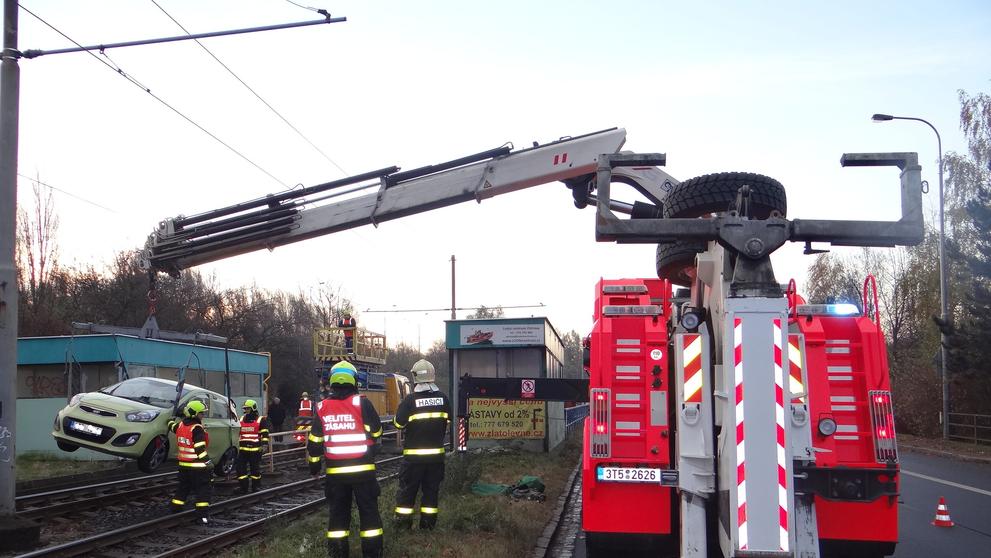 Hasiči vyprošťovali auto z tramvajových kolejí - 2
