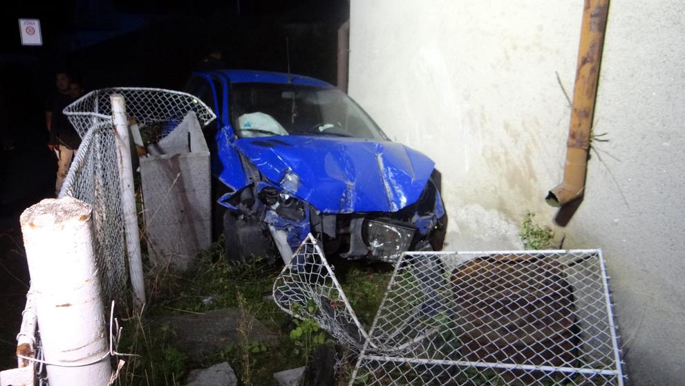 Rozbité auto skončilo v zahradě, řidič letěl do nemocnice vrtulníkem