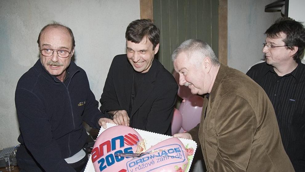 Herci Pavel Nový, Petr Rychlý a Ladislav Potměšil pózují s valentýnským dortem.