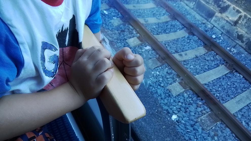 Chlapec si zaklínil ruku ve vlaku (1)