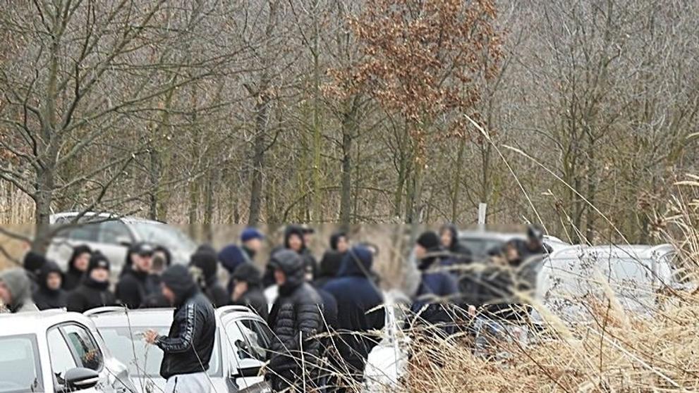 80 mužů s kuklami tvrdilo, že jdou na houby