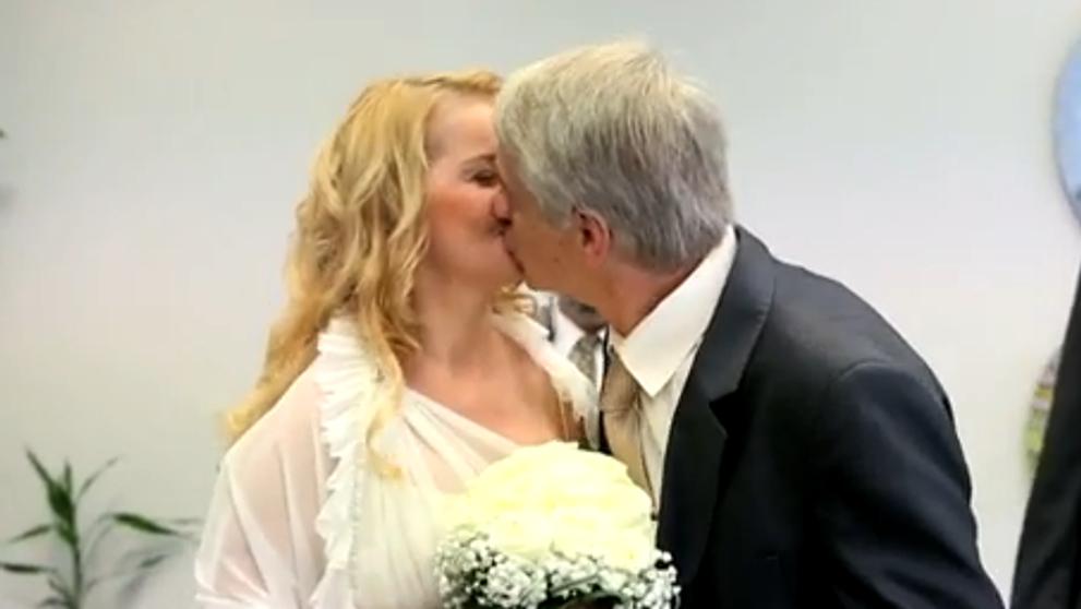 Iveta Bartošová líbá Josefa Rychtáře