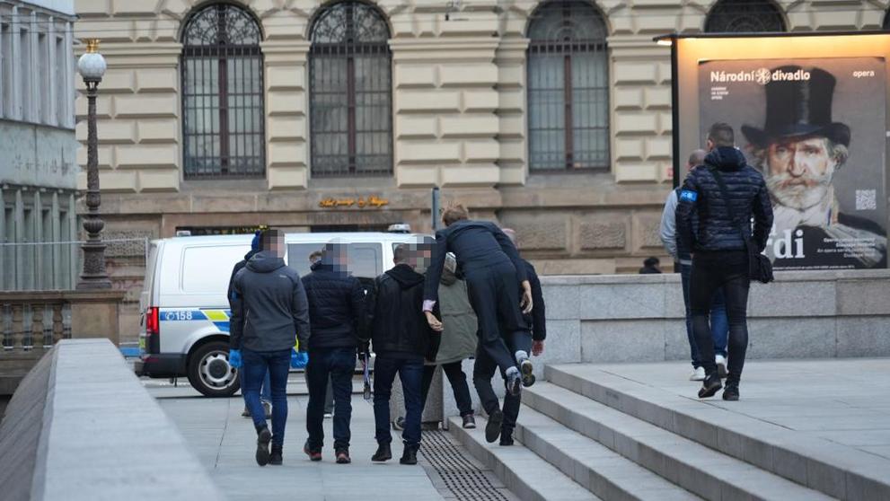 Policejní pokus s figurínou pádu muže