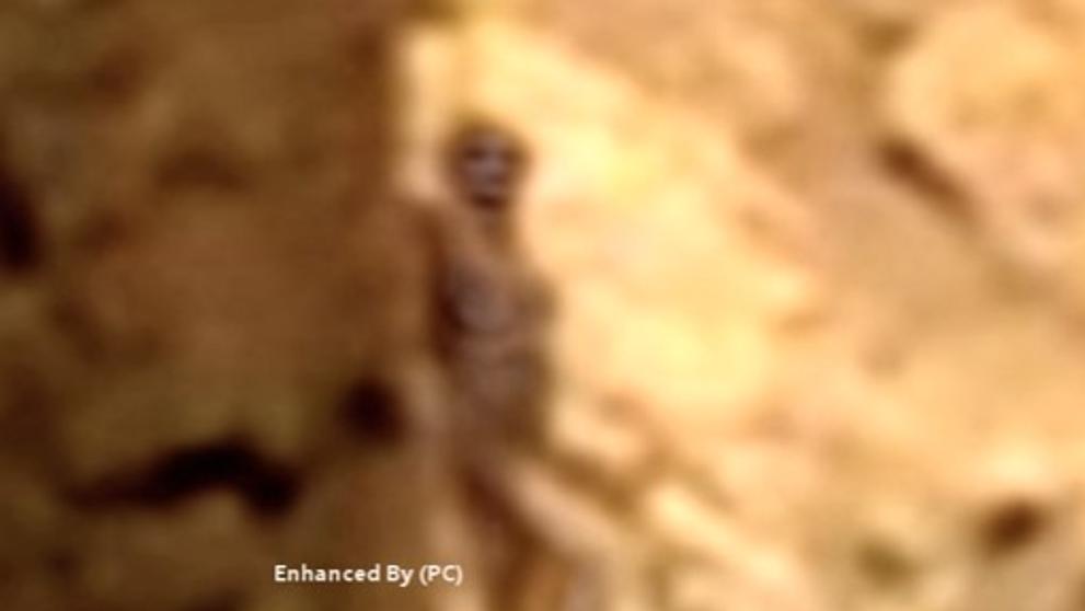 Malý ufon se skrývá za kamenem na Marsu - upraveno ufology