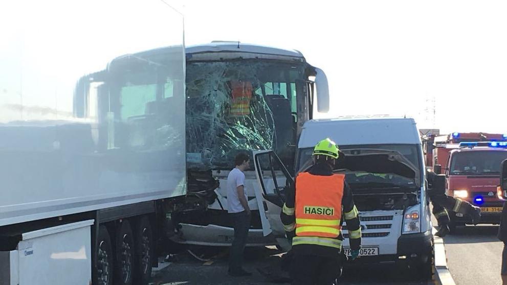Vážná nehoda kamionu, dodávky a autobusu na dálnici D5 u Prahy - 5