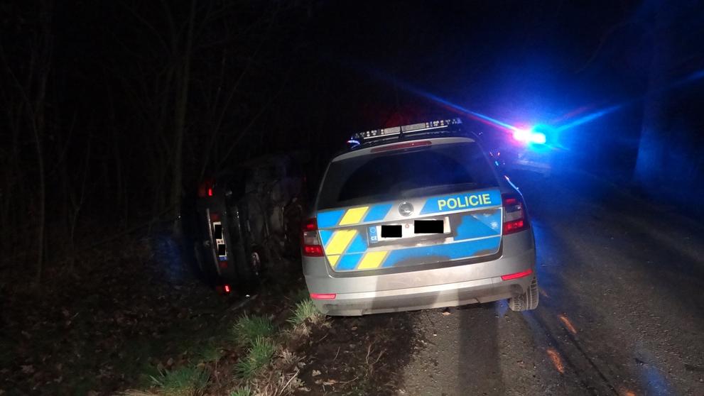 Ujíždějící řidič naboural dvě policejní auta a skončil převrácený v příkopu