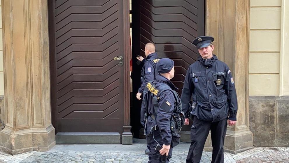 Muž šel do sněmovny s nožem - 3