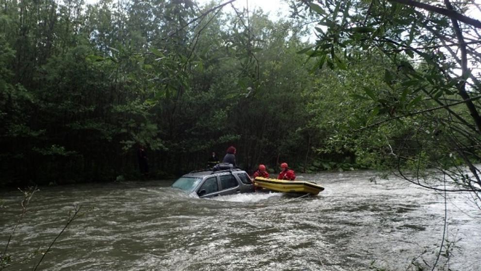 Záchrana a vytažení auta u brodu přes Morávku - 3