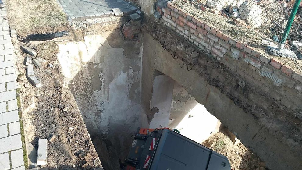 Vyprošťování zametacího vozu v Brně