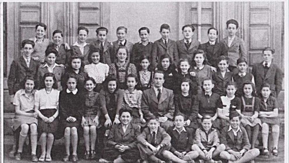Školní fotografie 1940-1941. Karel Ellinger čtvrtý zleva v poslední řadě
