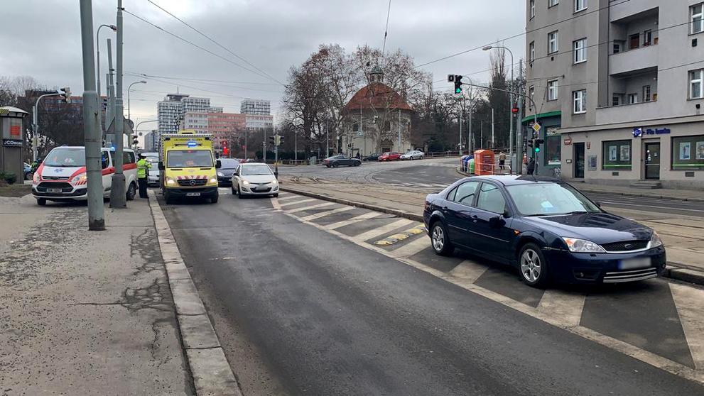Vážná nehoda v Praze před hotelem Olšanka - 5