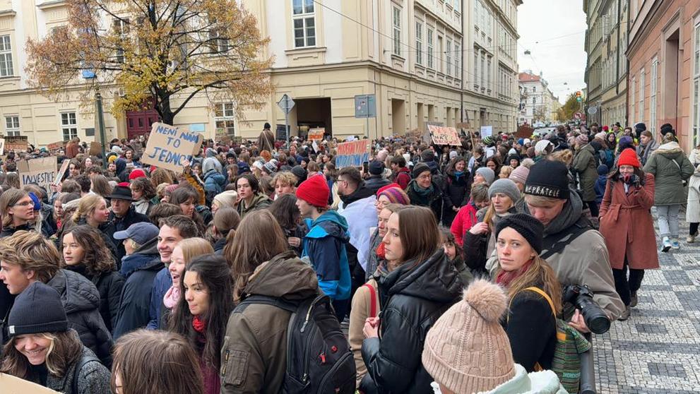Průvod studentů dorazil před budovu Ministerstva školství (2)