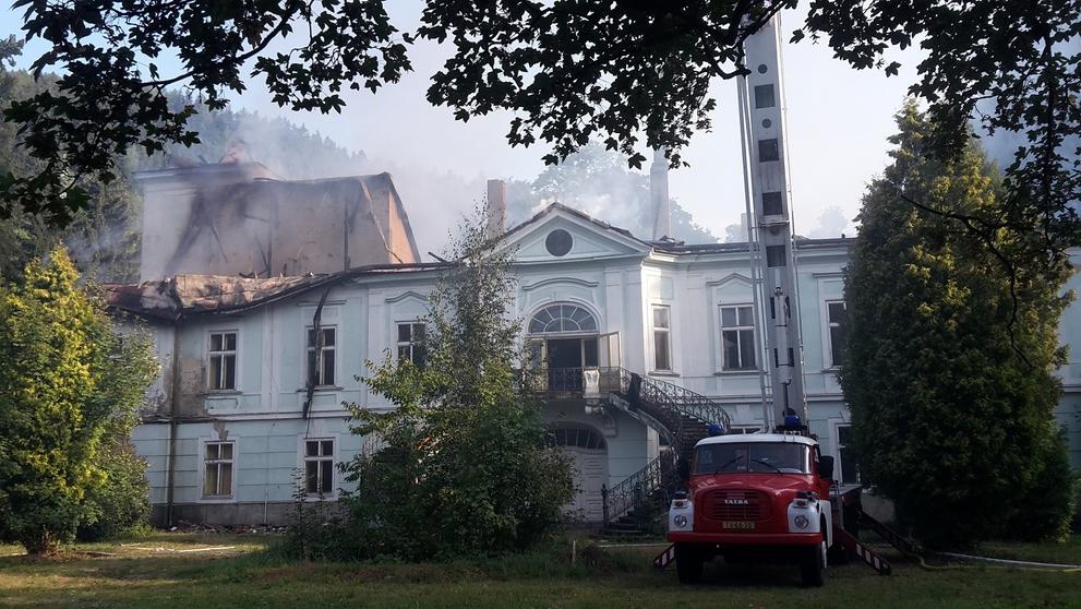 Požár zámku v Horním Maršově na Trutnovsku - 1