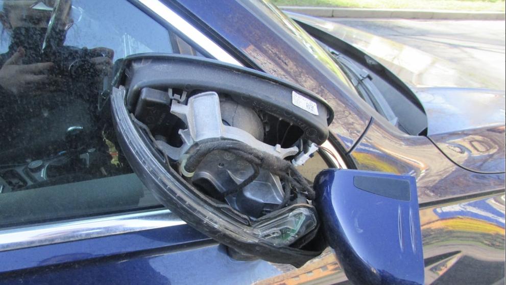 Vandal poničil zhruba dvacet aut - 12