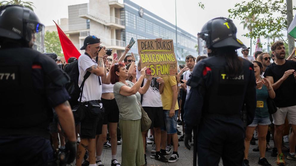 Demonstrace proti turistům v Barceloně (1)