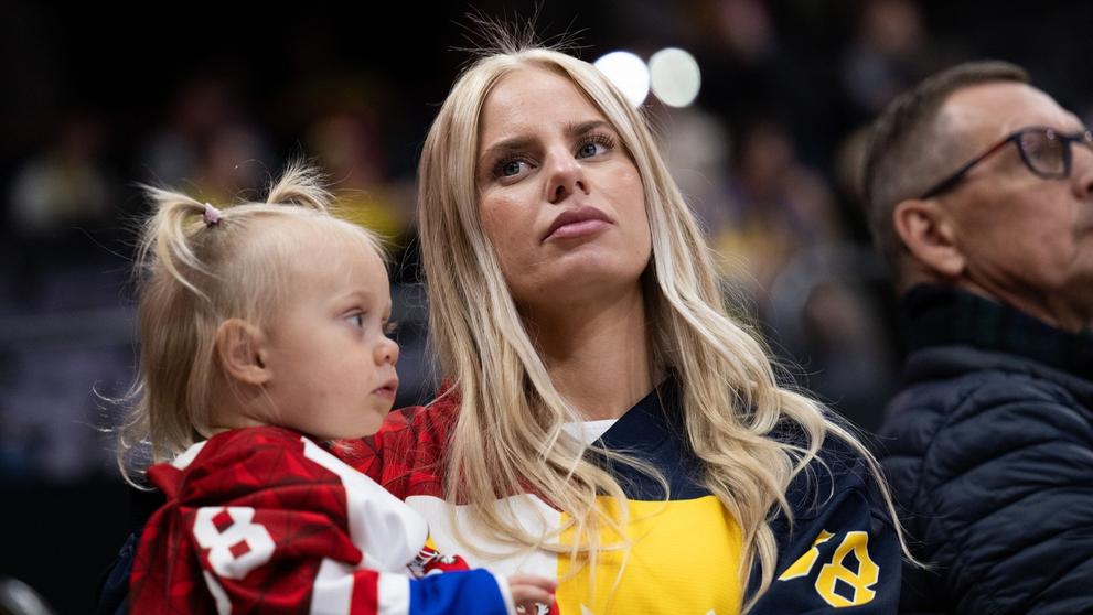 Pastrňákova manželka Rebecca drží v náručí dcerku Freyu Ivy