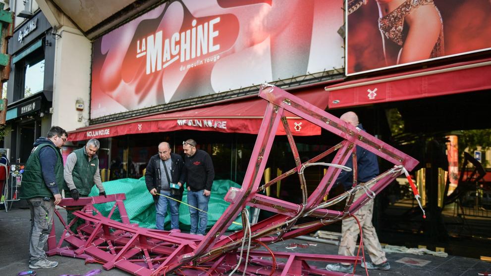 Větrný mlýn nad pařížským kabaretem Moulin Rouge (3)