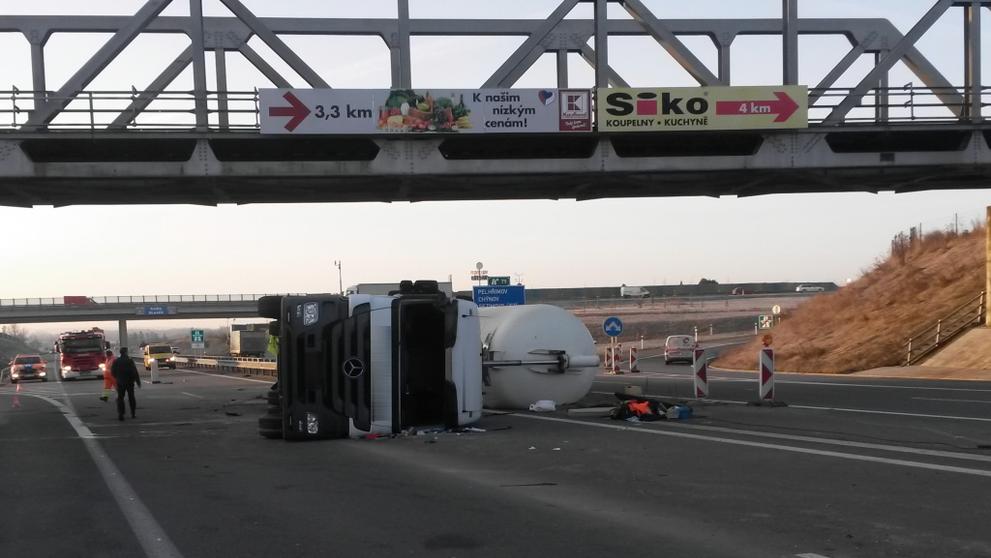 Převrácená cisterna na dálnici D3