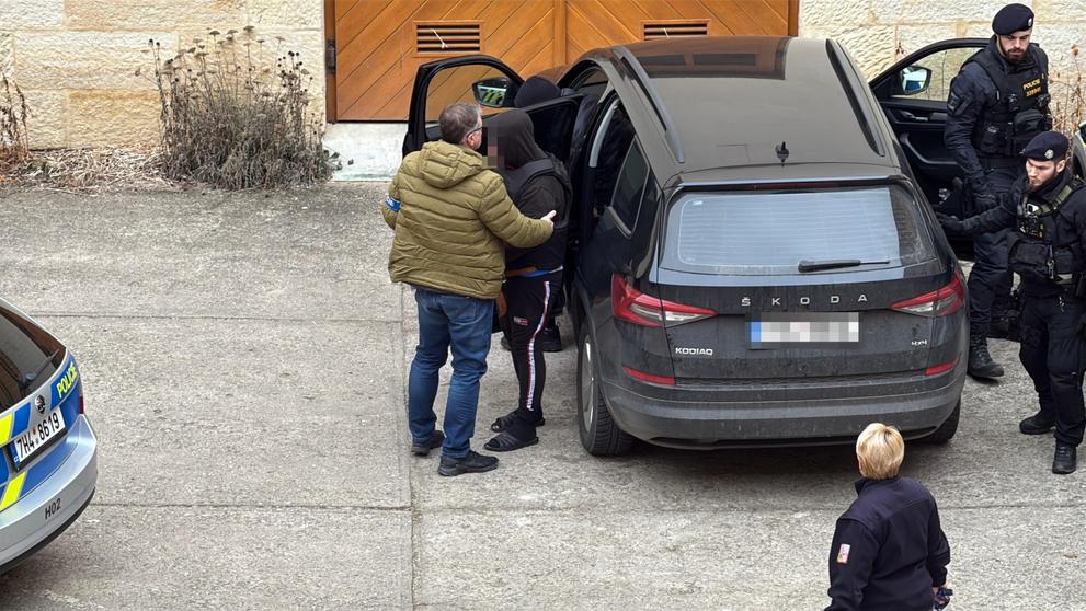 Útočníka z Hradce přivezli k soudu (2)
