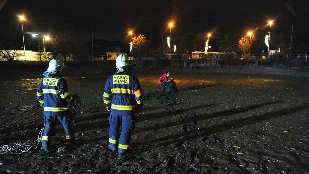 Muž uvízl po pás v bahně - 1