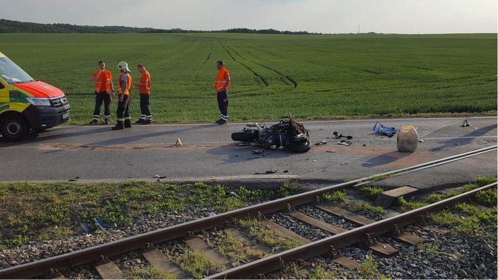 Smrtelná nehoda motorkáře na přejezdu u Kralup nad Vltavou - 5