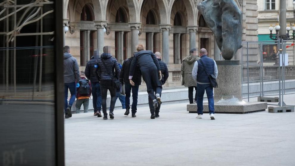 Policejní pokus s figurínou pádu muže