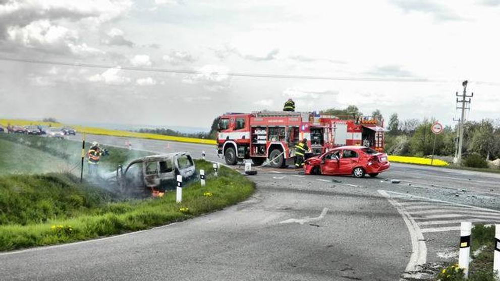 Auto po nehodě totálně shořelo
