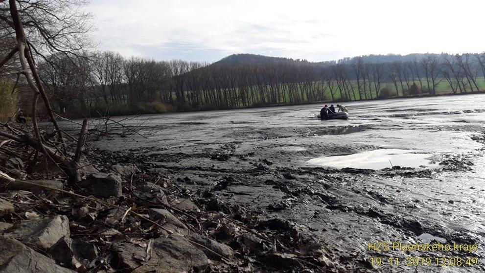 záchrana muže uvízlého v bahně vypuštěného Všepadelského rybníka - 3