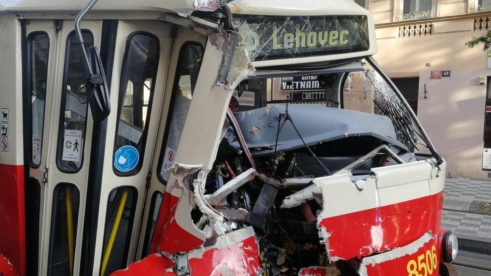 V Praze se srazila tramvaj s popelářským vozem - 6